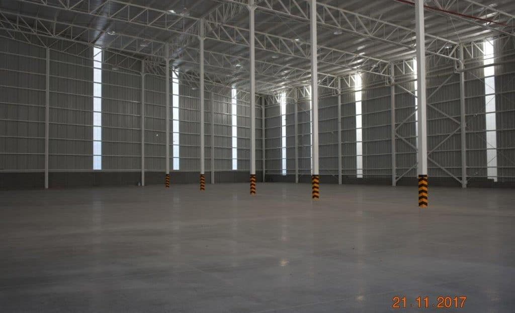 interior de bodega industrial con techo de lamina