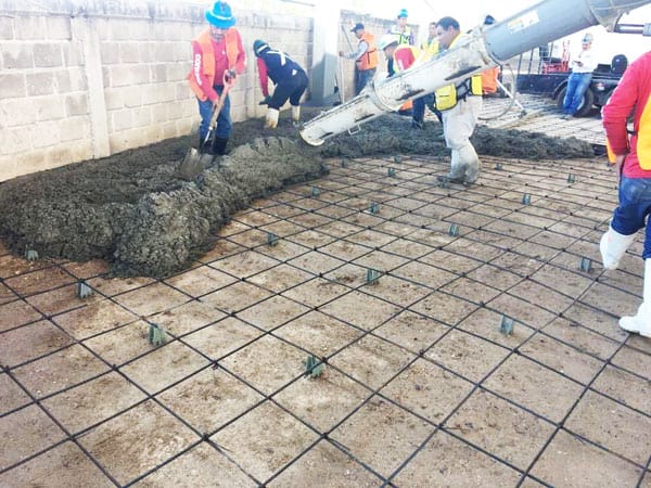 imagen de constructores haciendo colado de cemento